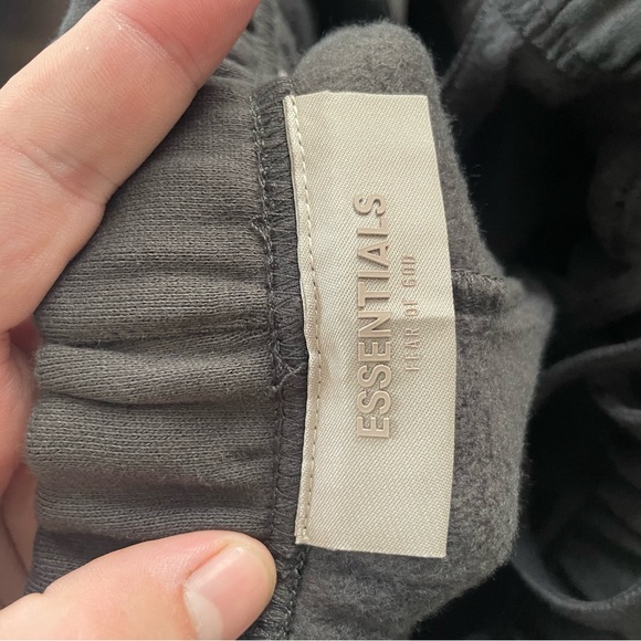 Essentials fear of god shorts 1977 iron - Picture 4 of 4